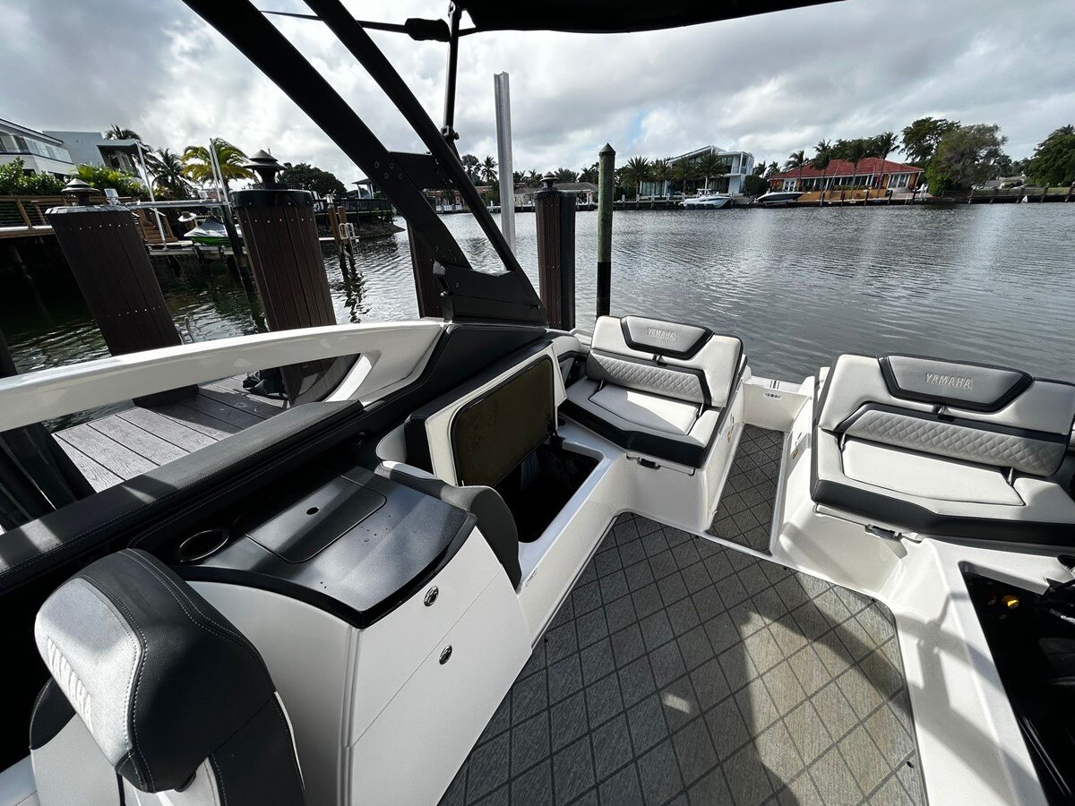 2020-yamaha-27-c11001