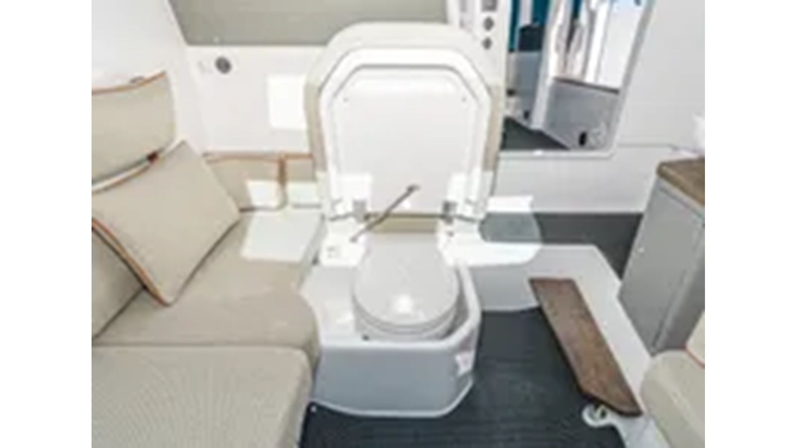 2021-axopar-37-8693d7