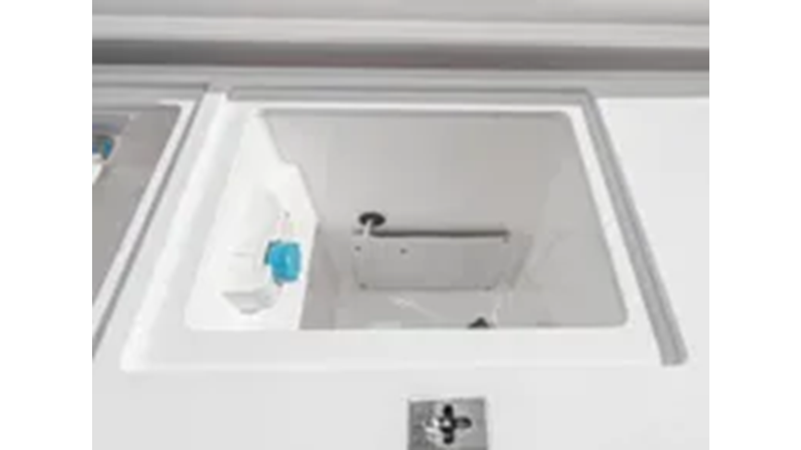 2021-axopar-37-8693d7