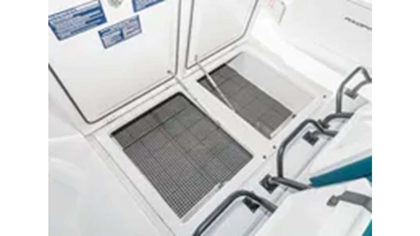 2021-axopar-37-8693d7