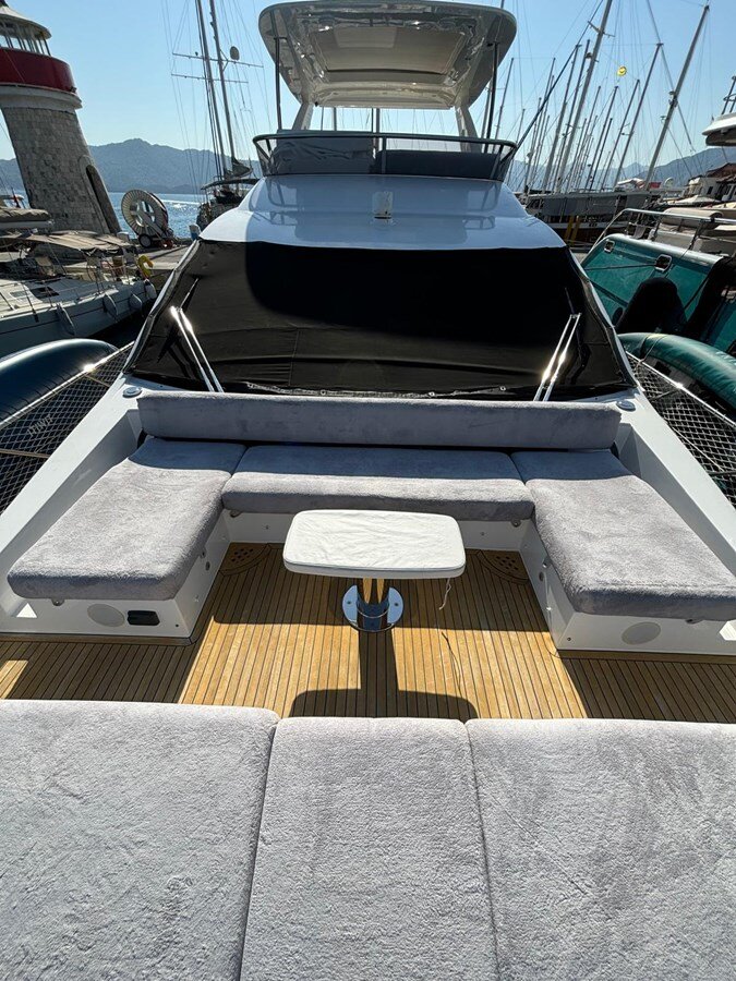 2021-azimut-yachts-68-3-f9e546