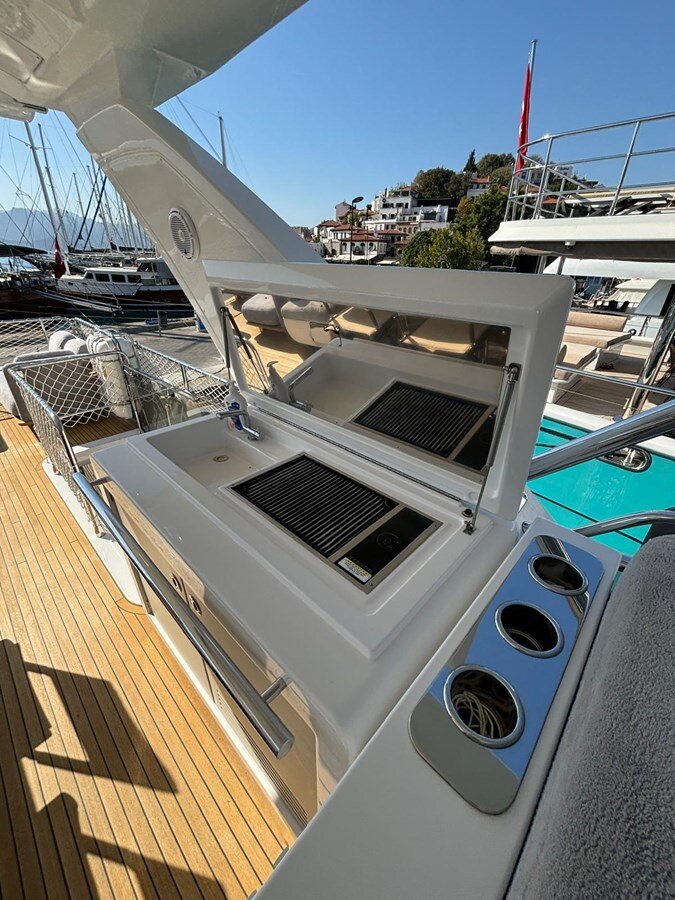 2021-azimut-yachts-68-3-f9e546