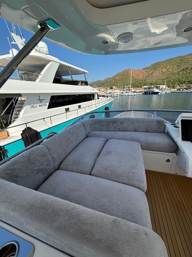 2021-azimut-yachts-68-3-f9e546