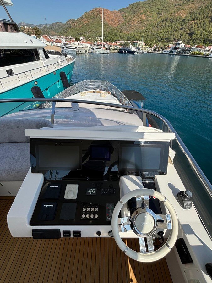 2021-azimut-yachts-68-3-f9e546