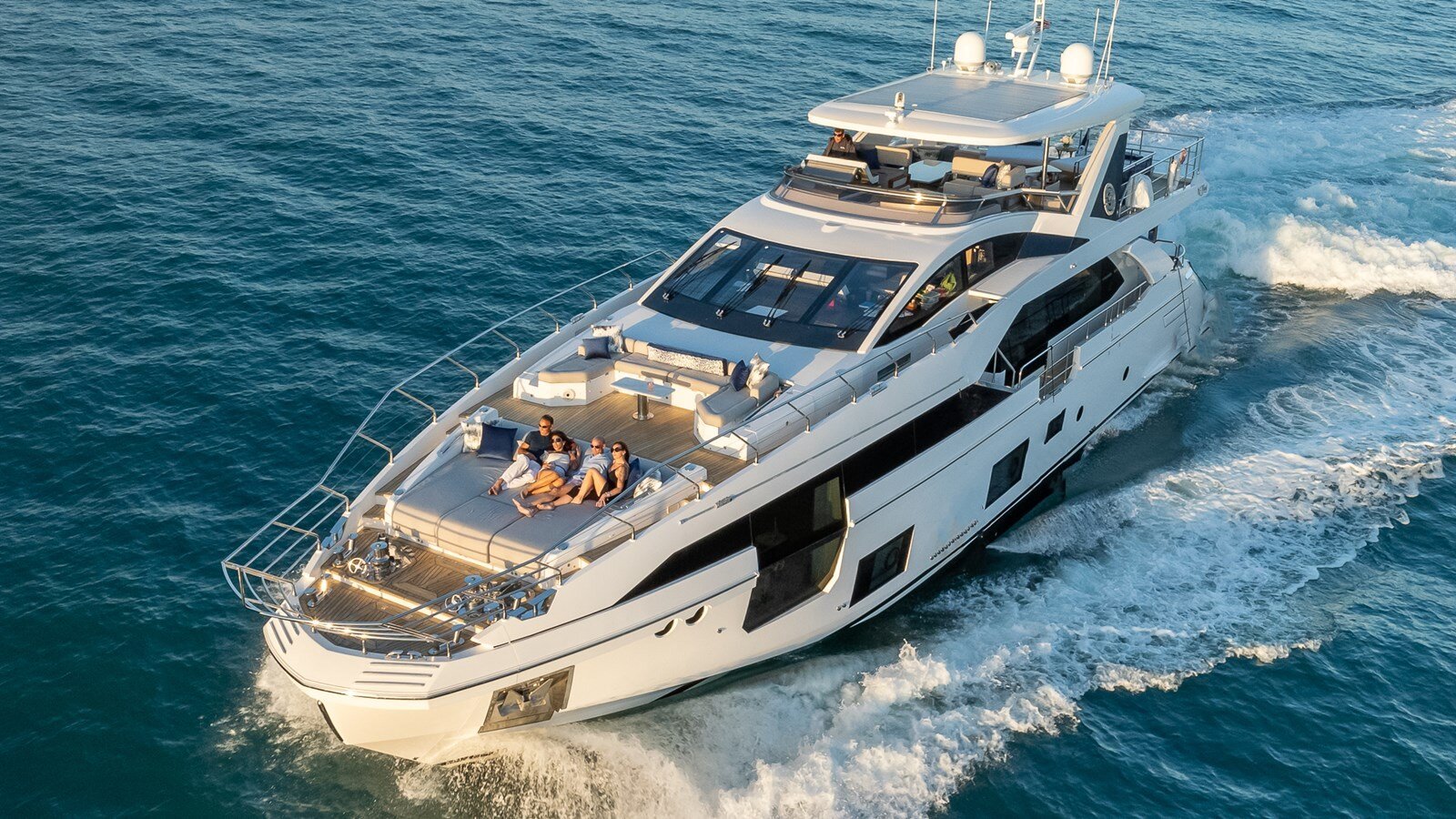 2021-azimut-yachts-88-2f7c2a