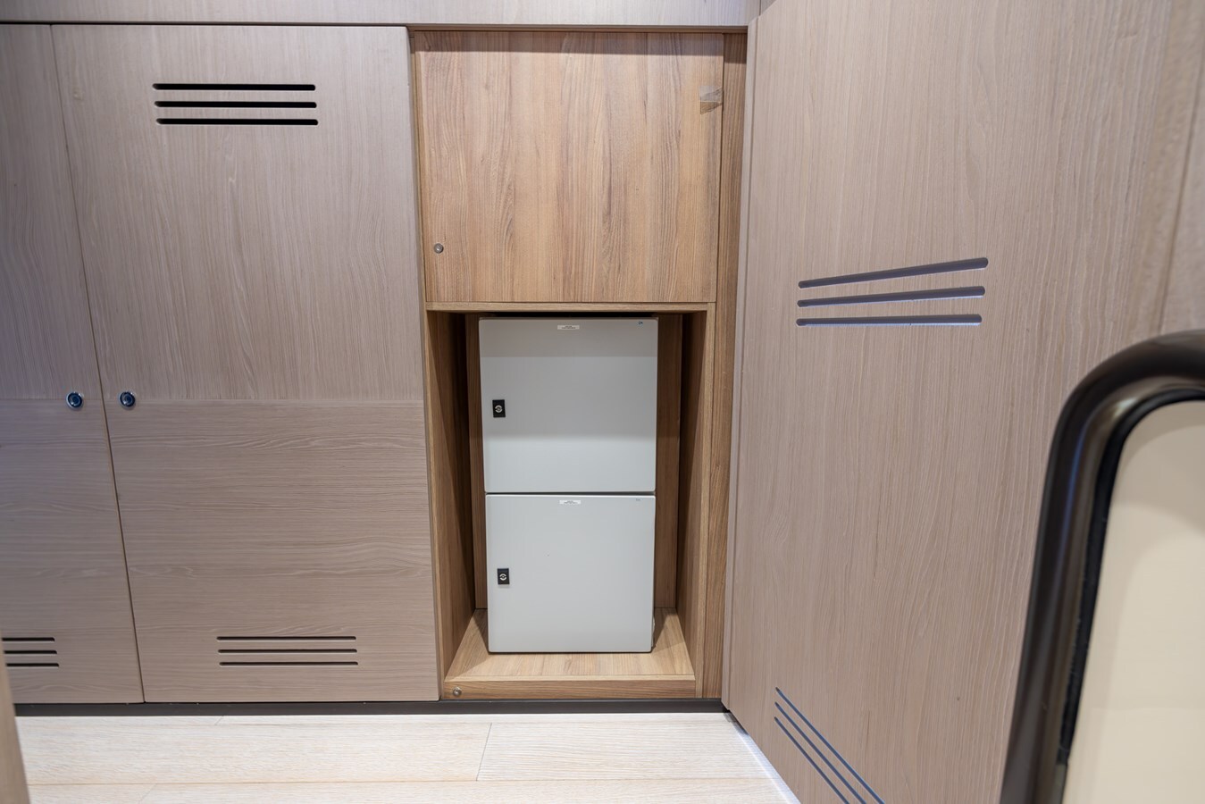 2021-azimut-yachts-88-8165ad