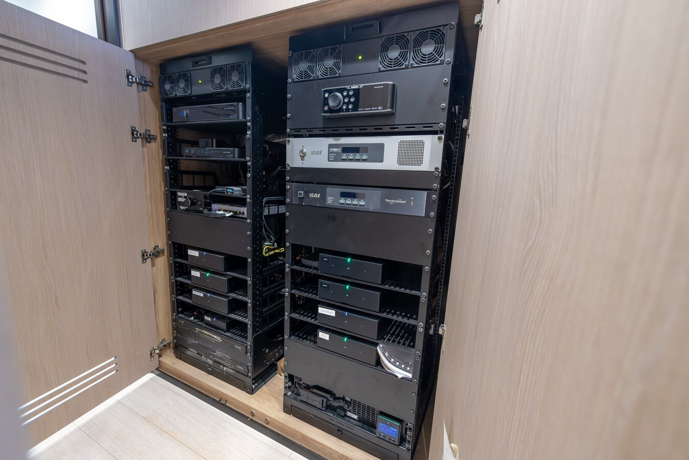 2021-azimut-yachts-88-8165ad