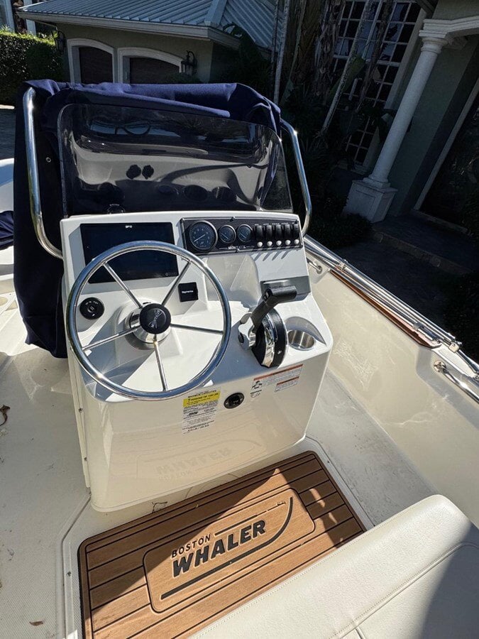 2021-boston-whaler-17-1-fc6f51