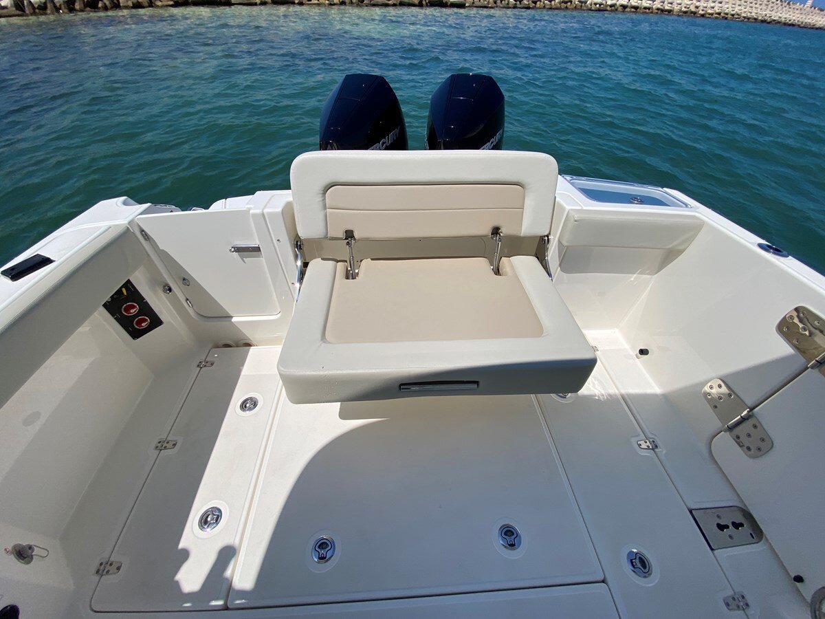 2021-boston-whaler-28-588b4f