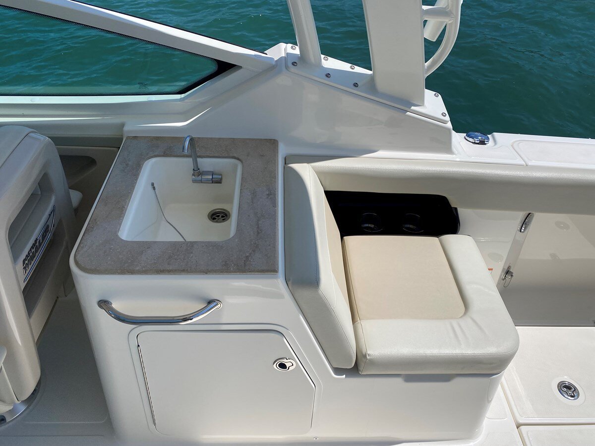 2021-boston-whaler-28-588b4f