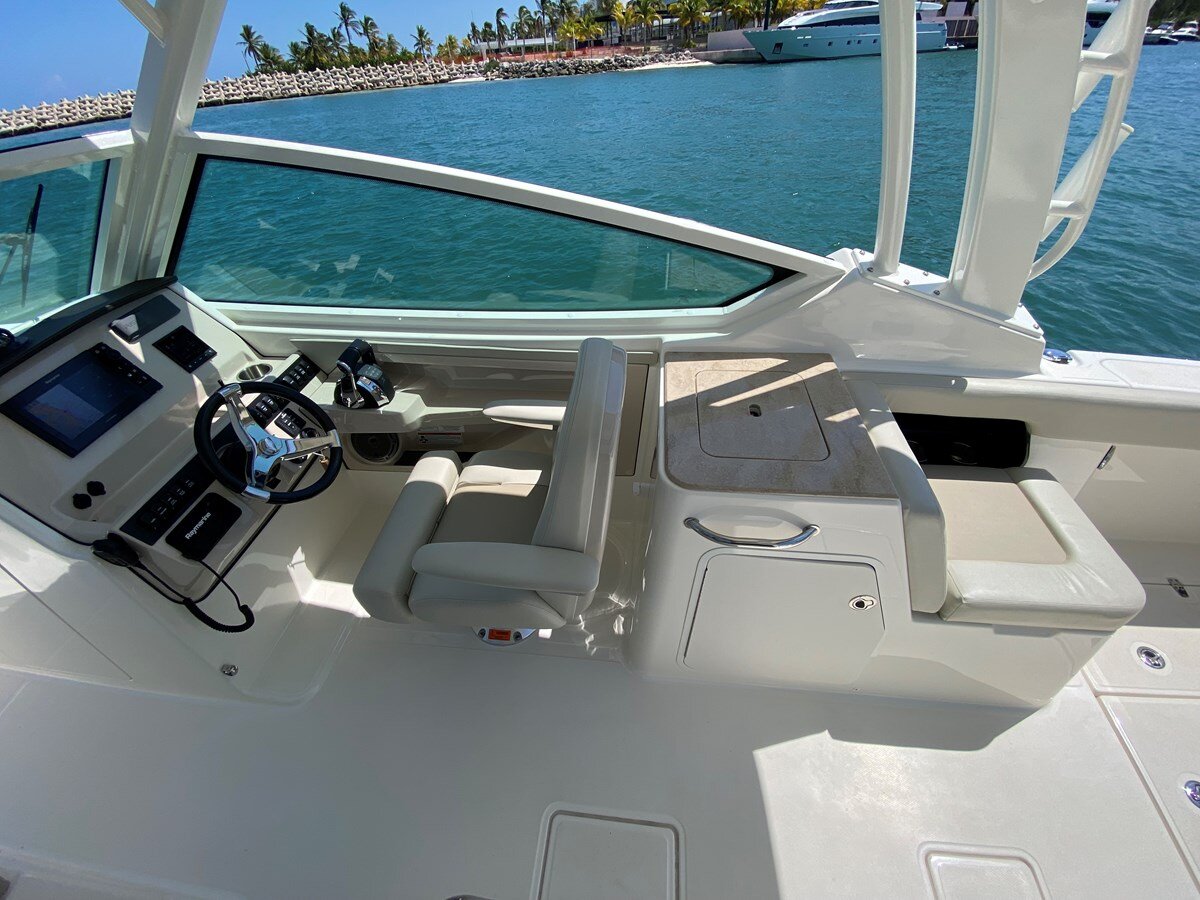 2021-boston-whaler-28-588b4f