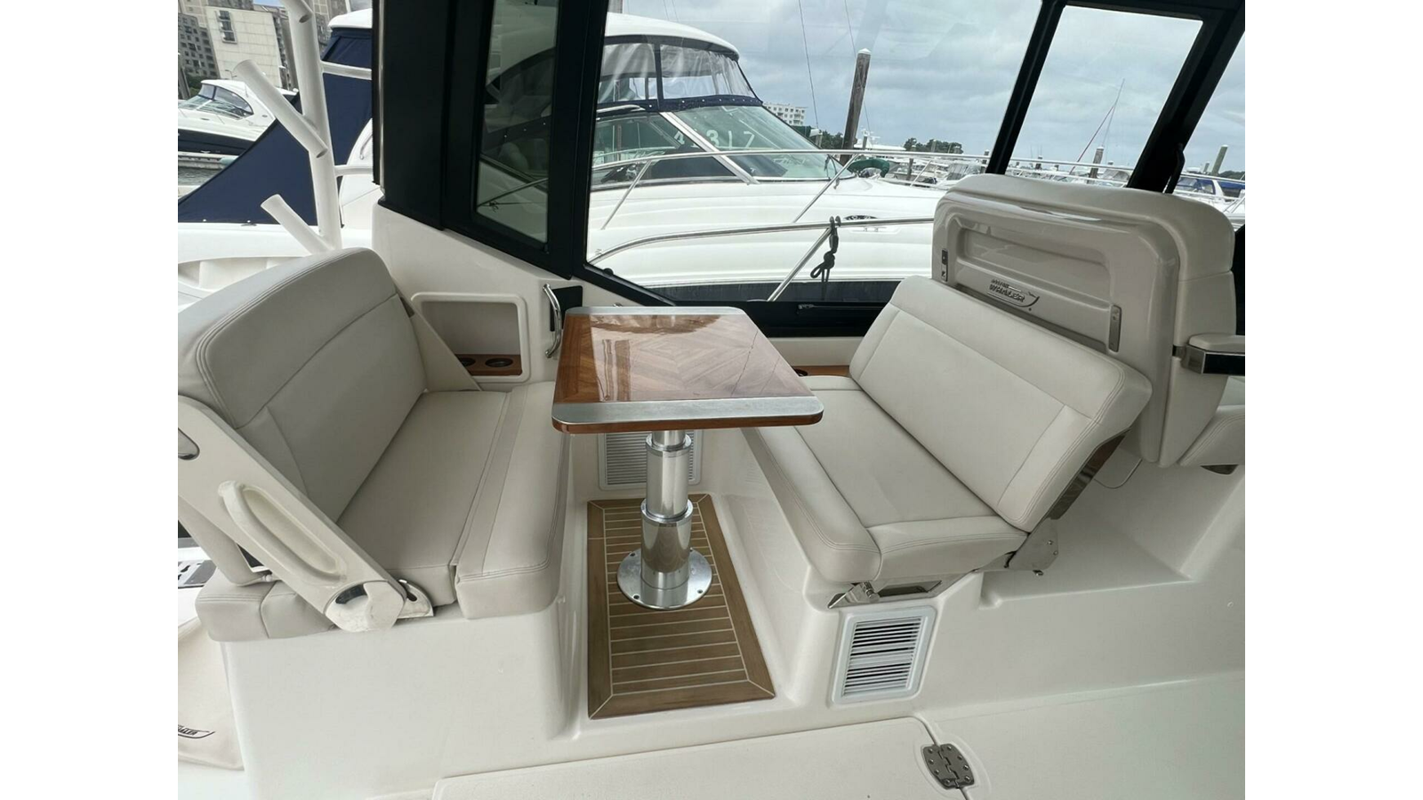 2021-boston-whaler-40-33dd9e