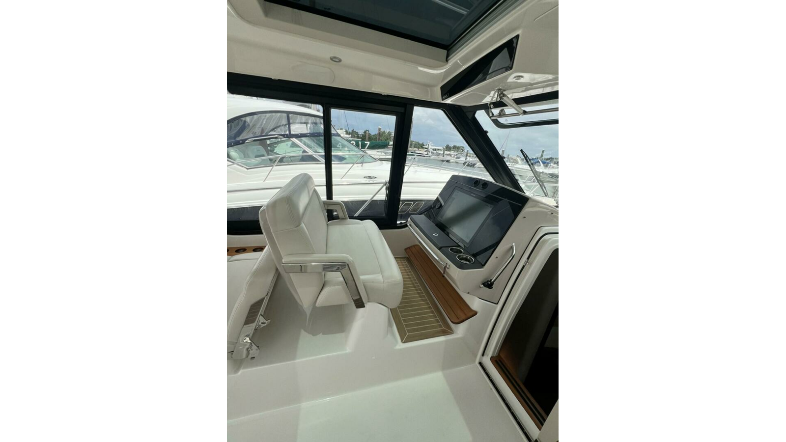 2021-boston-whaler-40-33dd9e