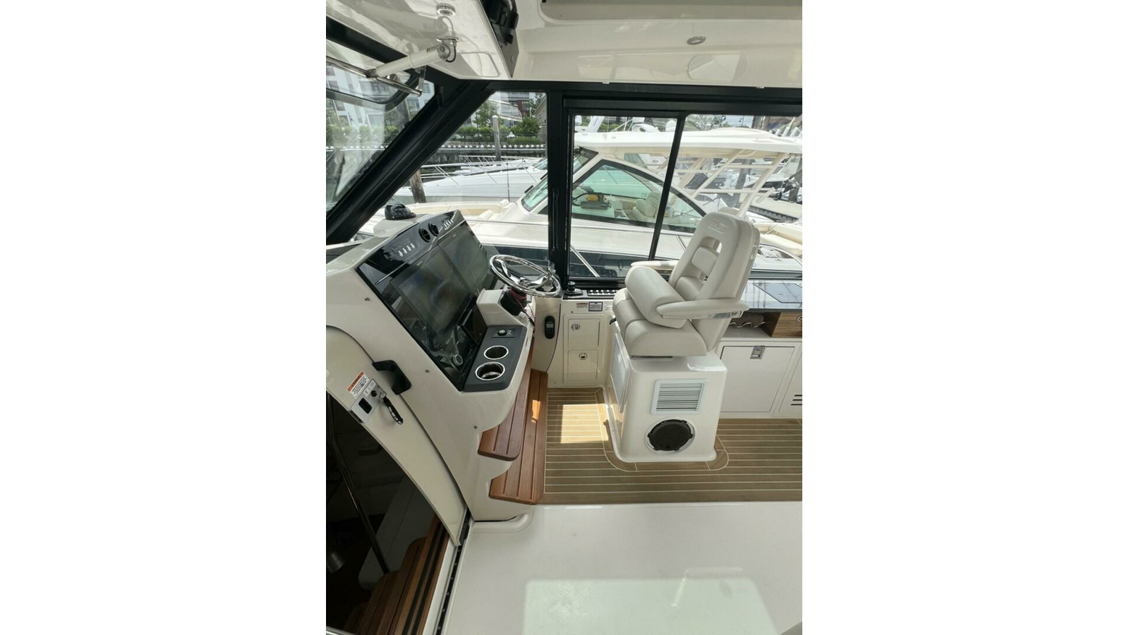 2021-boston-whaler-40-33dd9e