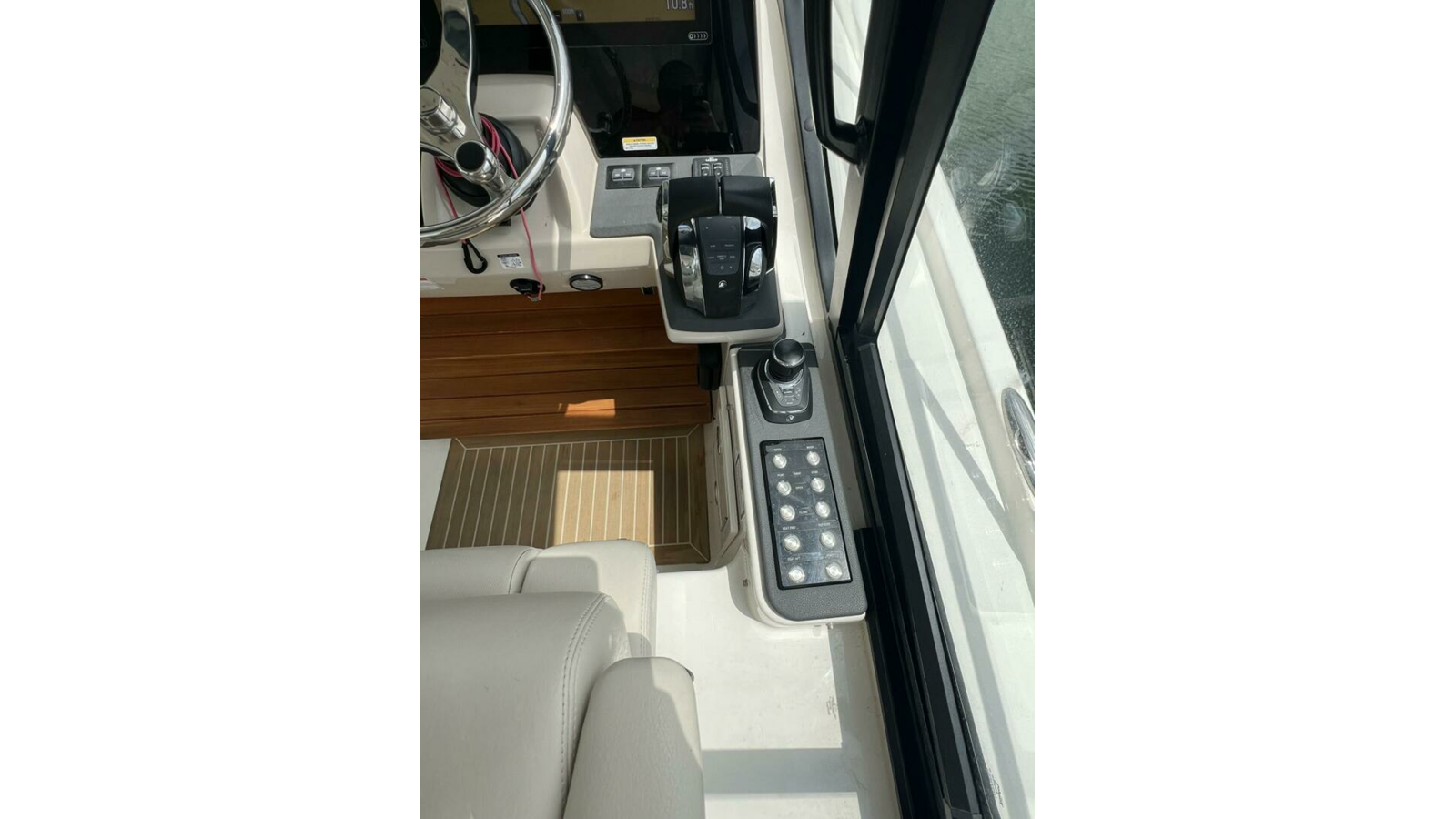 2021-boston-whaler-40-33dd9e