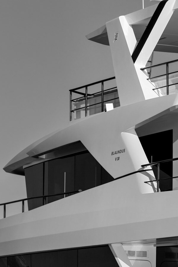 2021-custom-steel-motoryacht-98-6-f972b3