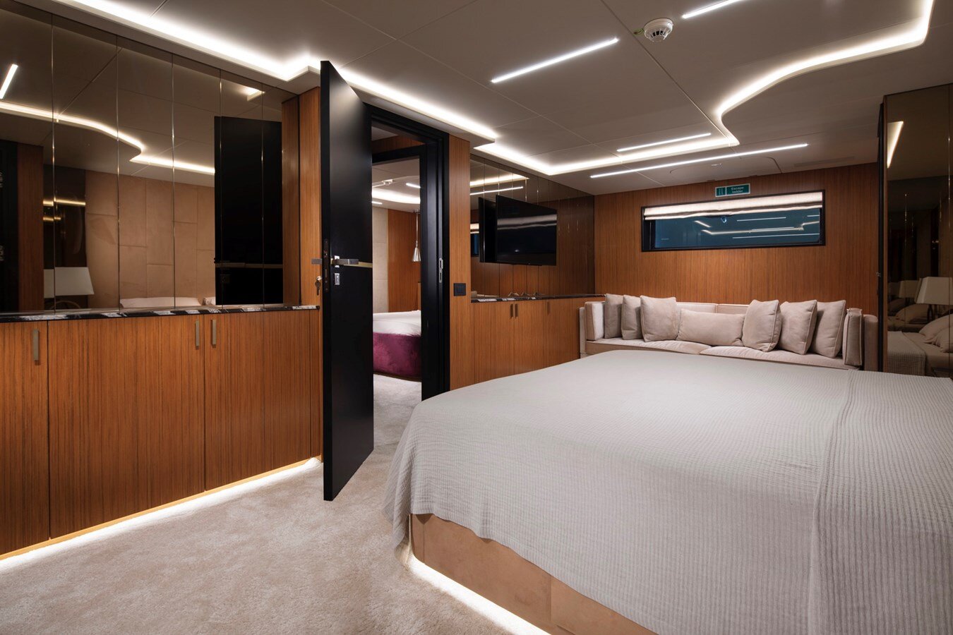 2021-custom-steel-motoryacht-98-6-f972b3