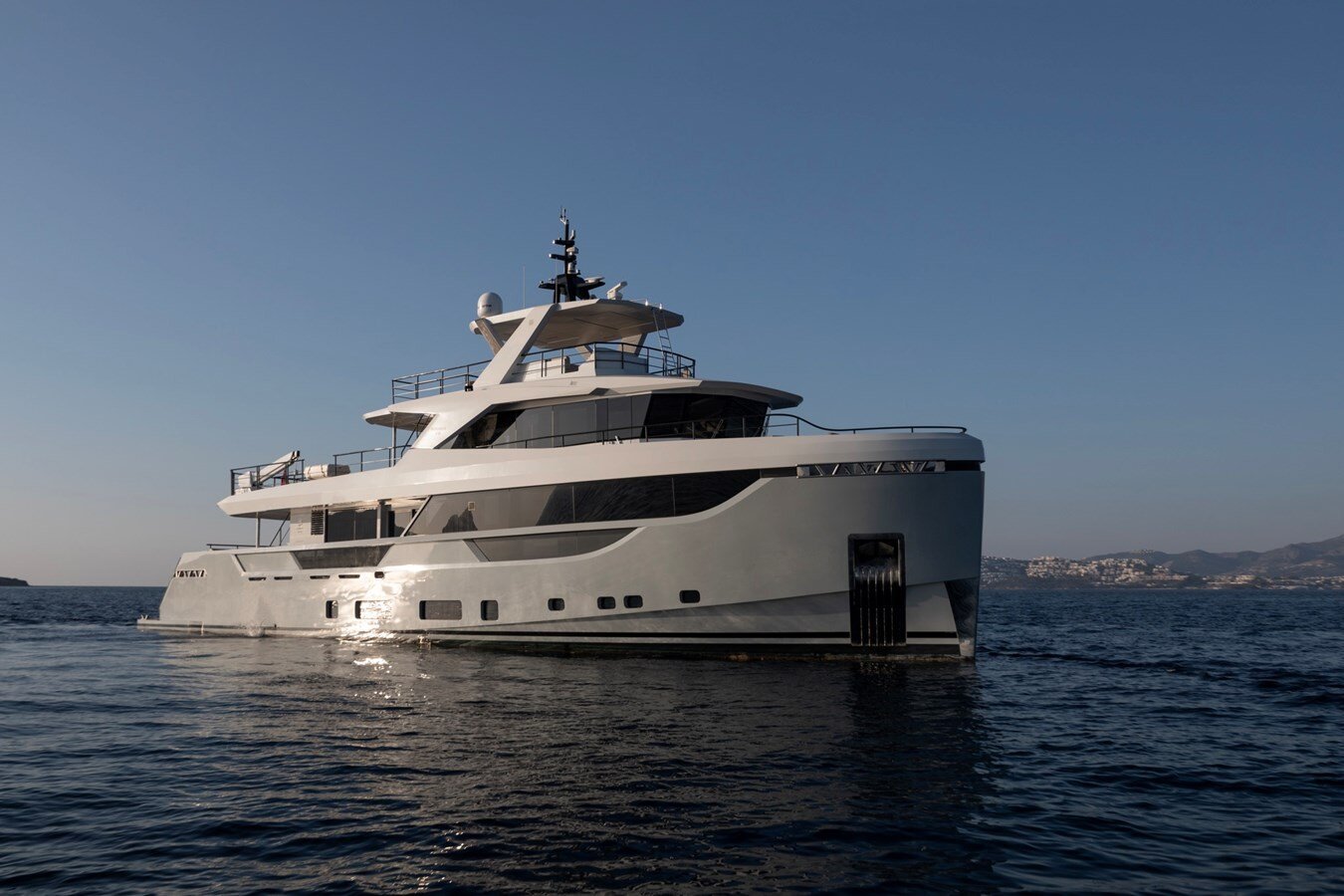 2021-custom-steel-motoryacht-98-6-f972b3