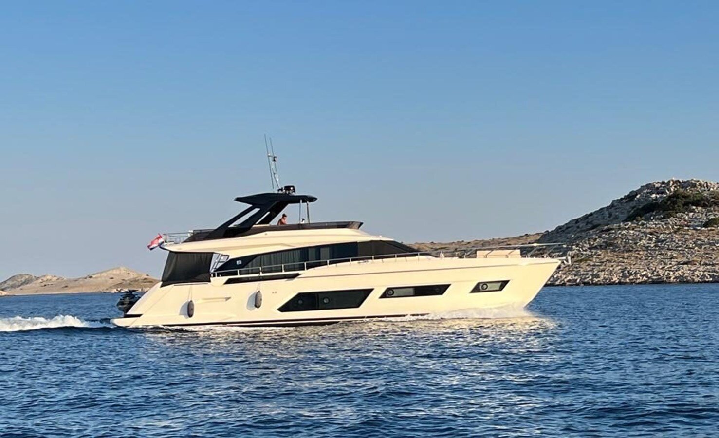 2021-ferretti-yachts-66-5-c46259