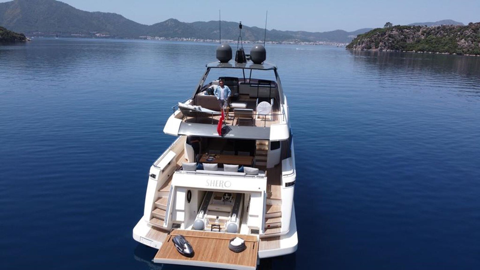 2021-ferretti-yachts-85-8-18d25b