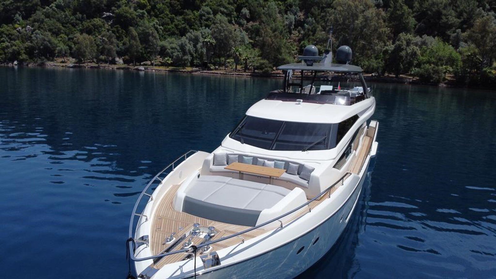 2021-ferretti-yachts-85-8-18d25b