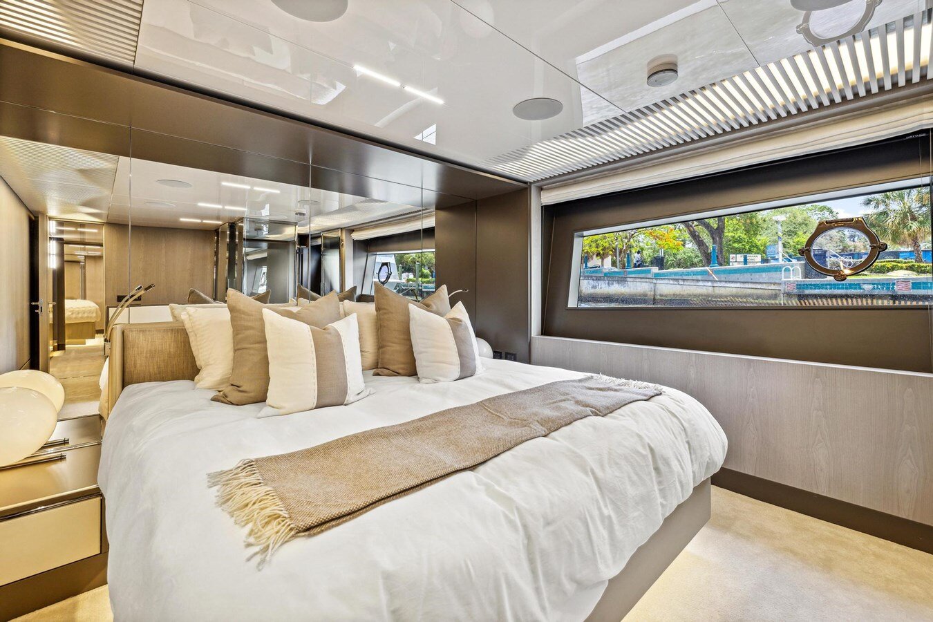 2021-ferretti-yachts-85-9e13dd