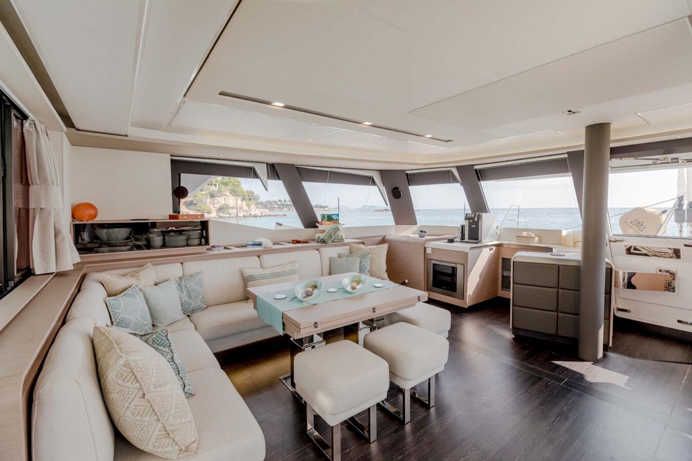 2021-fountaine-pajot-62-7dc30c