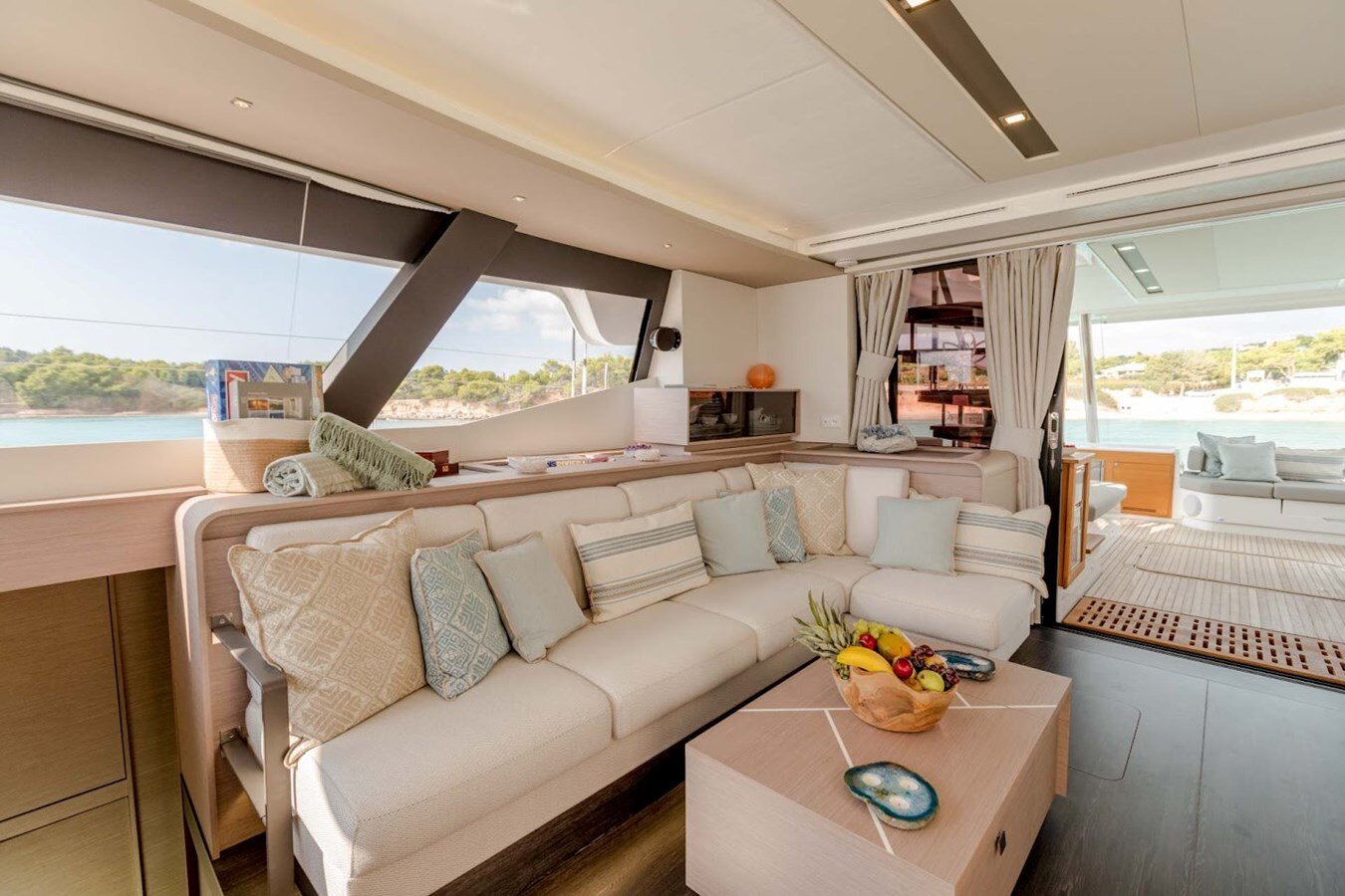 2021-fountaine-pajot-62-7dc30c