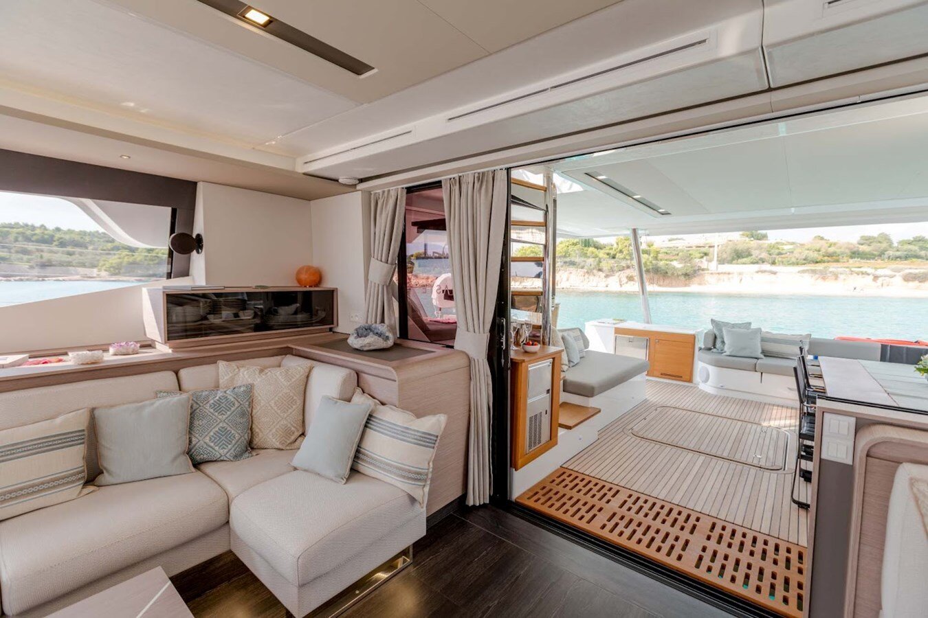 2021-fountaine-pajot-62-7dc30c