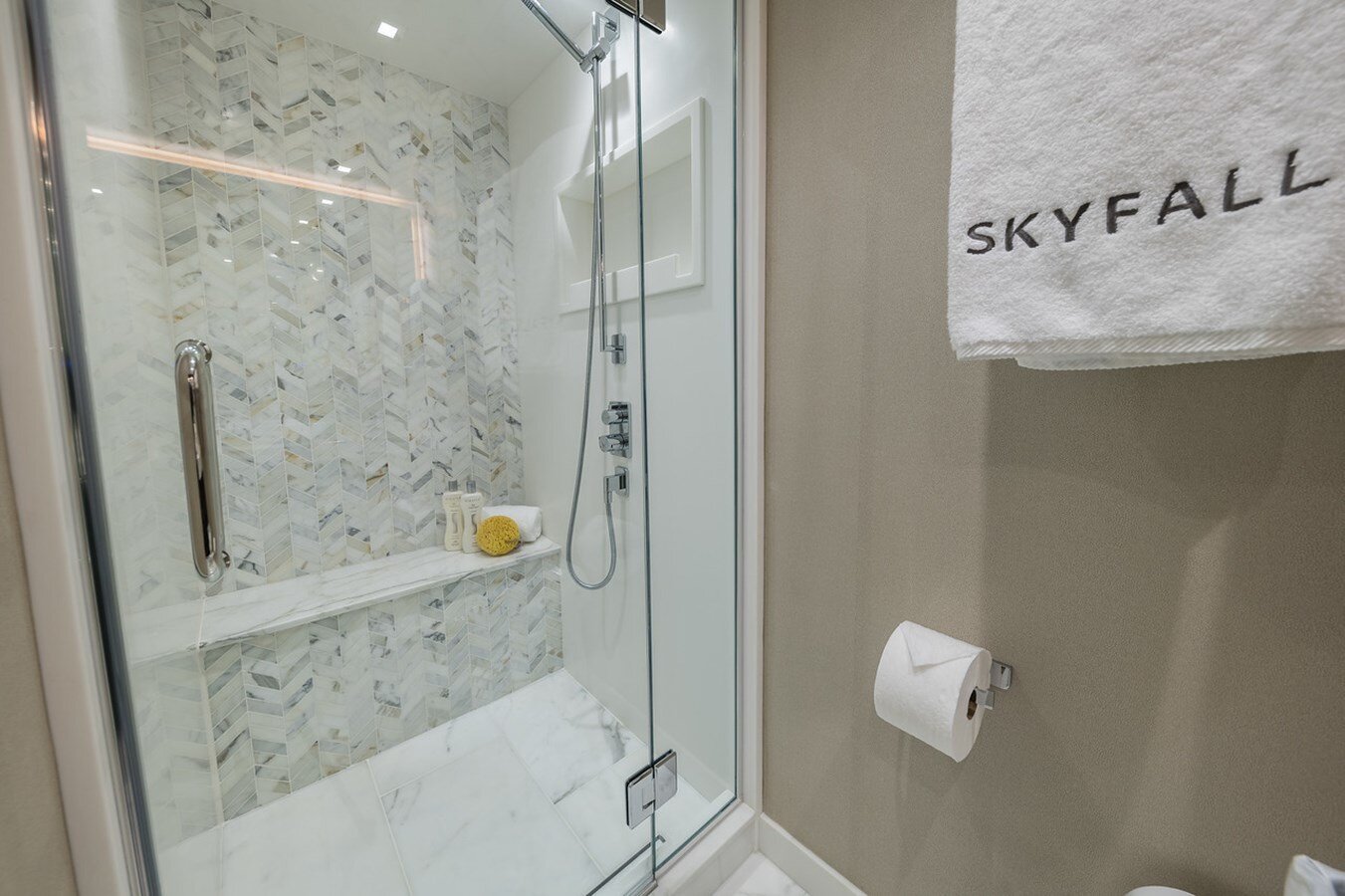 2021-hatteras-75-280c85