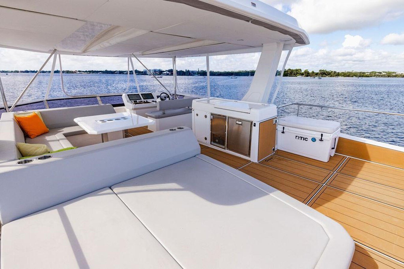 2021-leopard-catamarans-53-1-c915b7