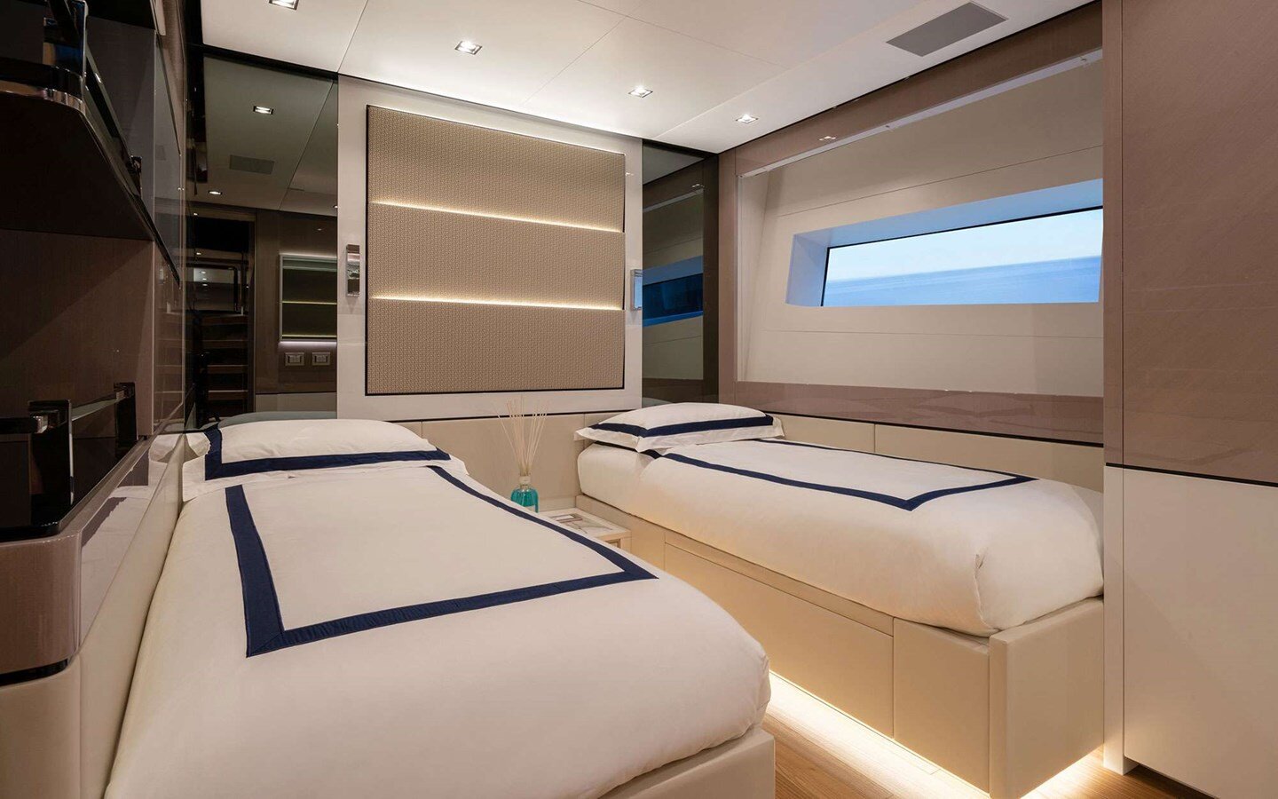 2021 MANGUSTA 108' 4