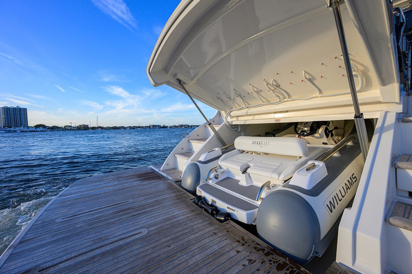 2021-riviera-63-4-c7f4b7