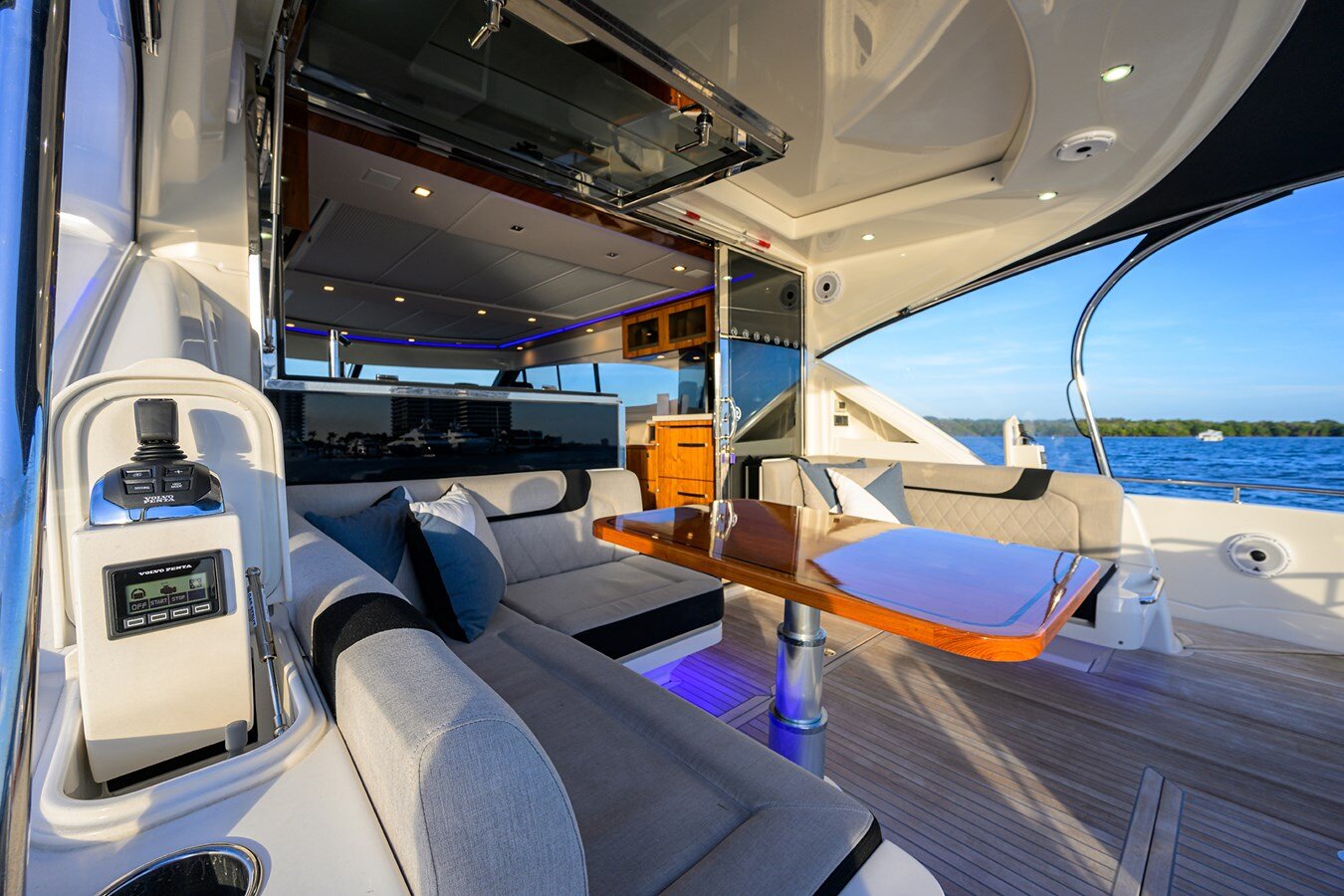 2021-riviera-63-4-c7f4b7