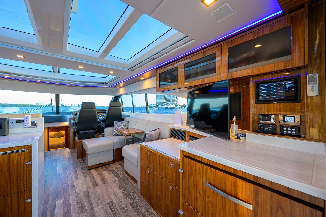 2021-riviera-63-4-c7f4b7