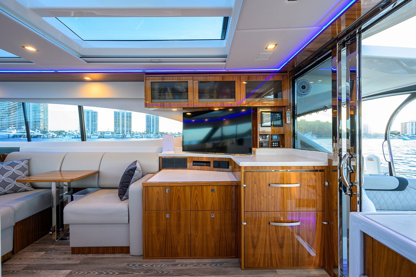 2021-riviera-63-4-c7f4b7