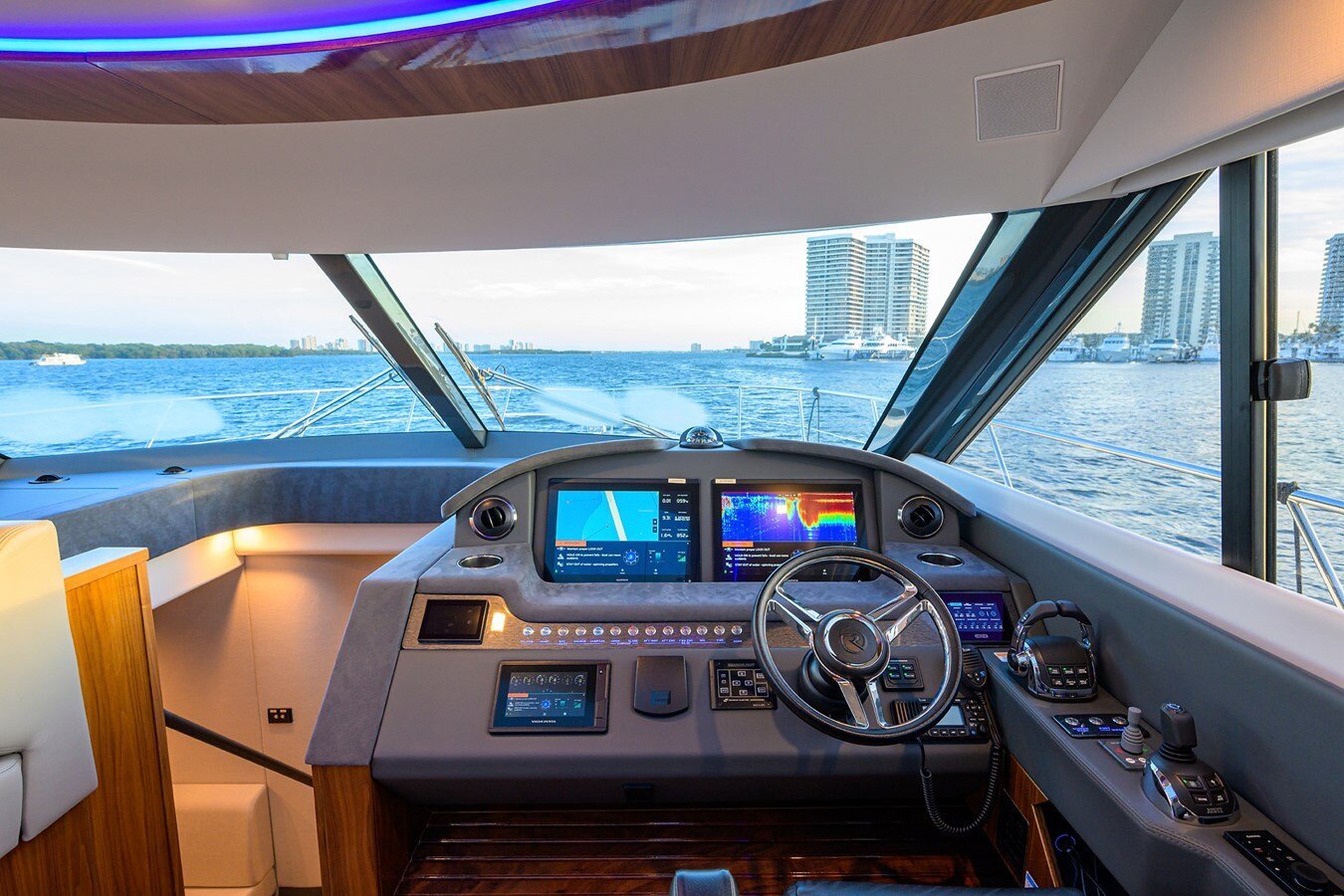 2021-riviera-63-4-c7f4b7