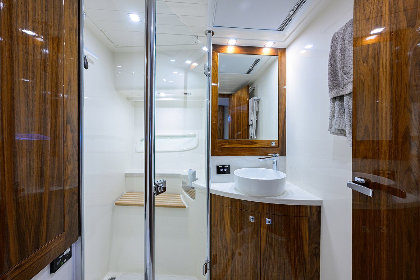 2021-riviera-63-4-c7f4b7