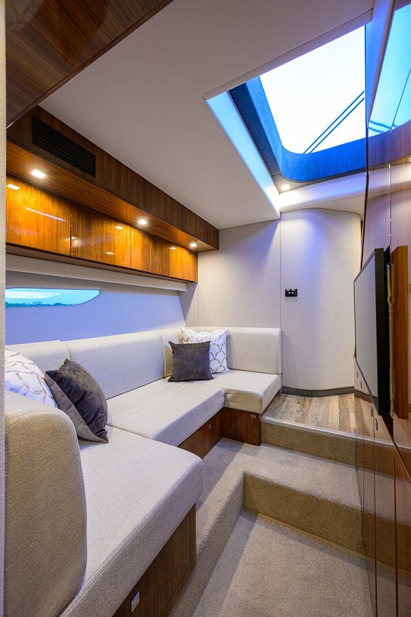 2021-riviera-63-4-c7f4b7