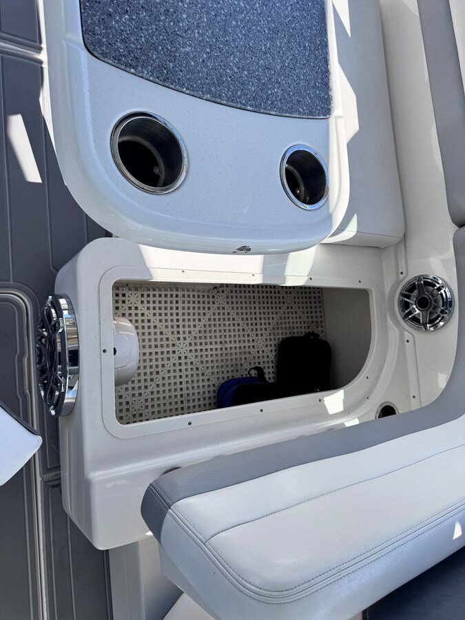 2021-robalo-31-61445b