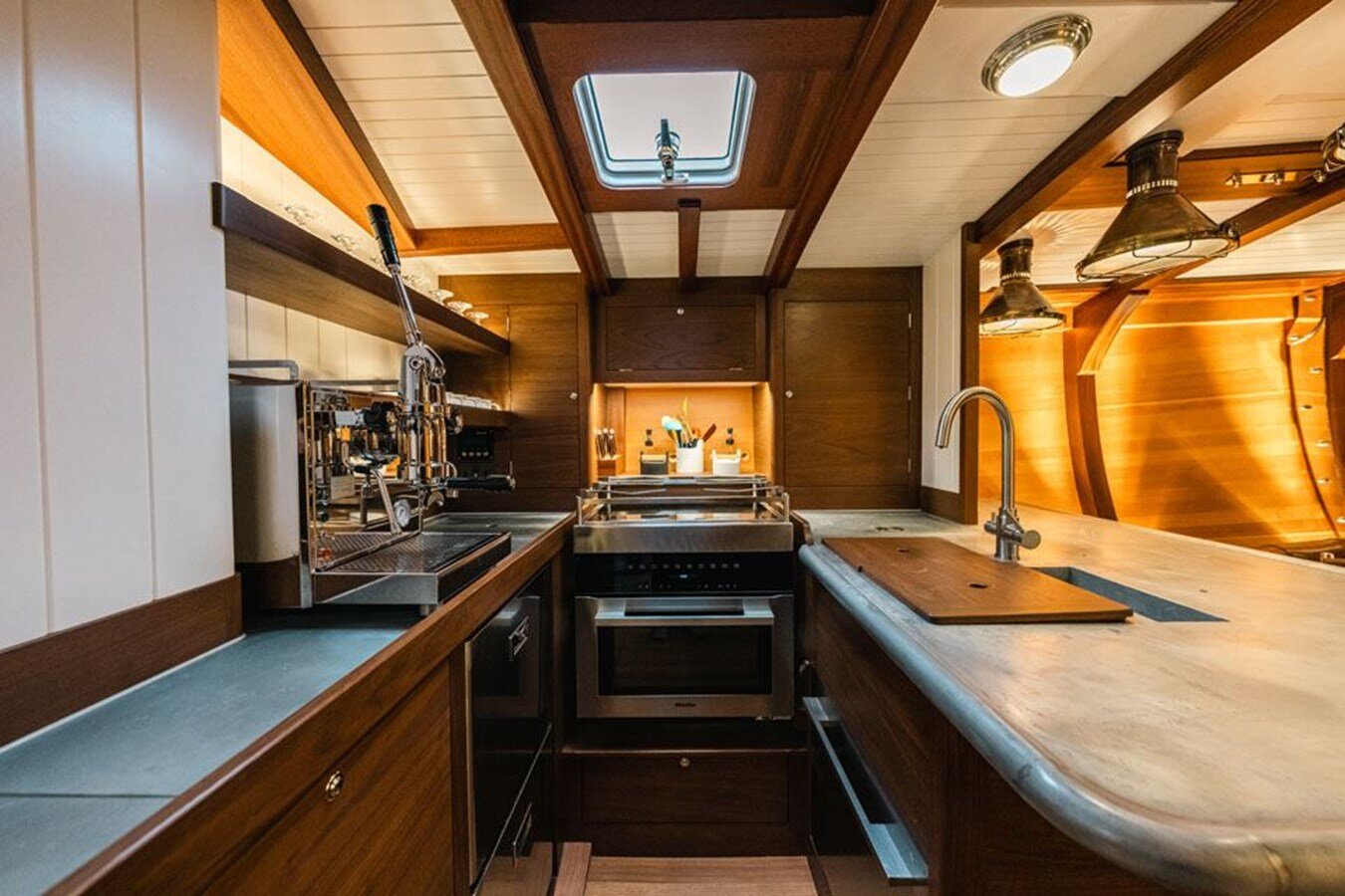 2021-spirit-yachts-65-b35f84