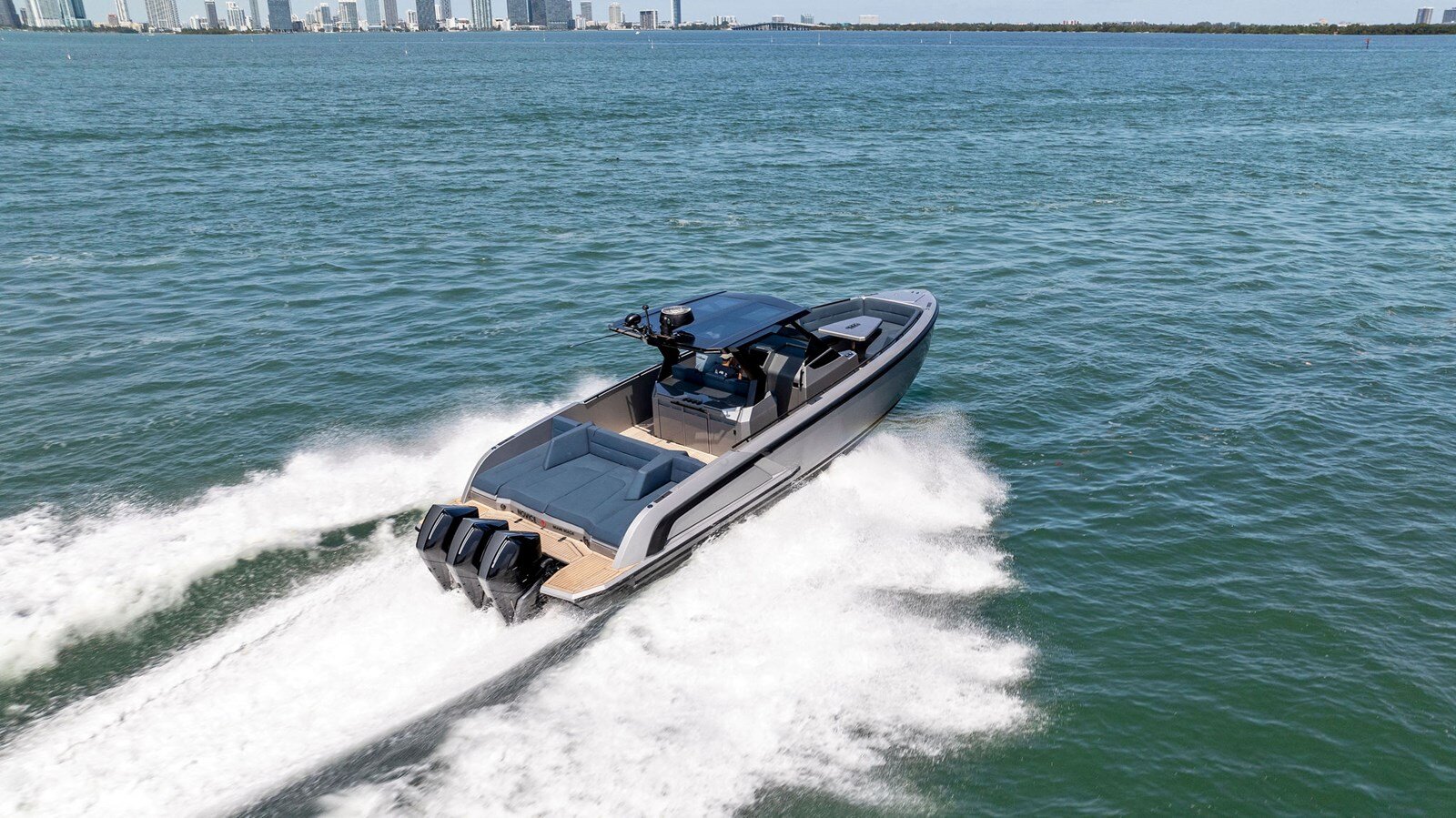 2021-vanquish-yachts-40-8d6e05