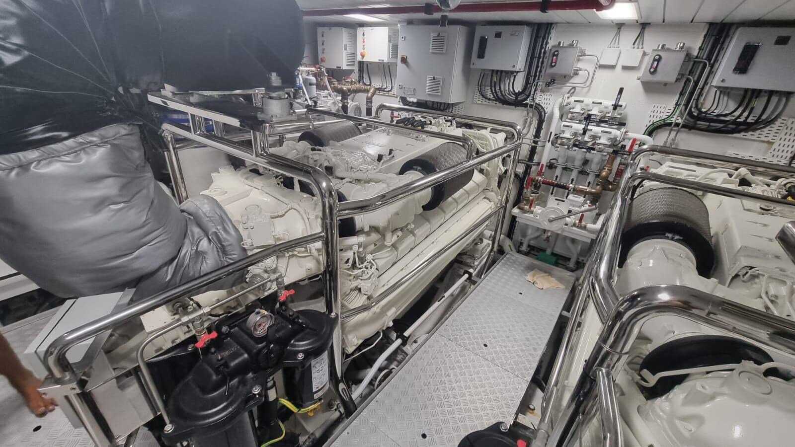 2022-azimut-yachts-104-11-5aefb6