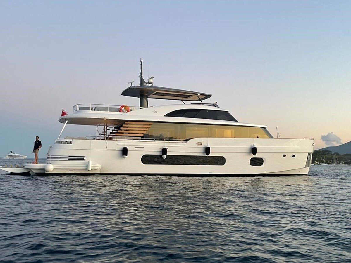 2022-azimut-yachts-82-9-1ebcd1