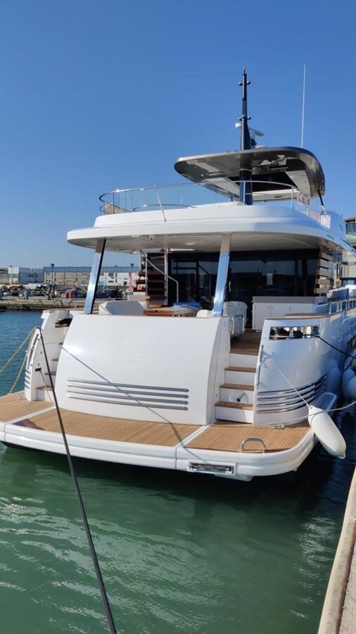 2022-azimut-yachts-82-9-1ebcd1