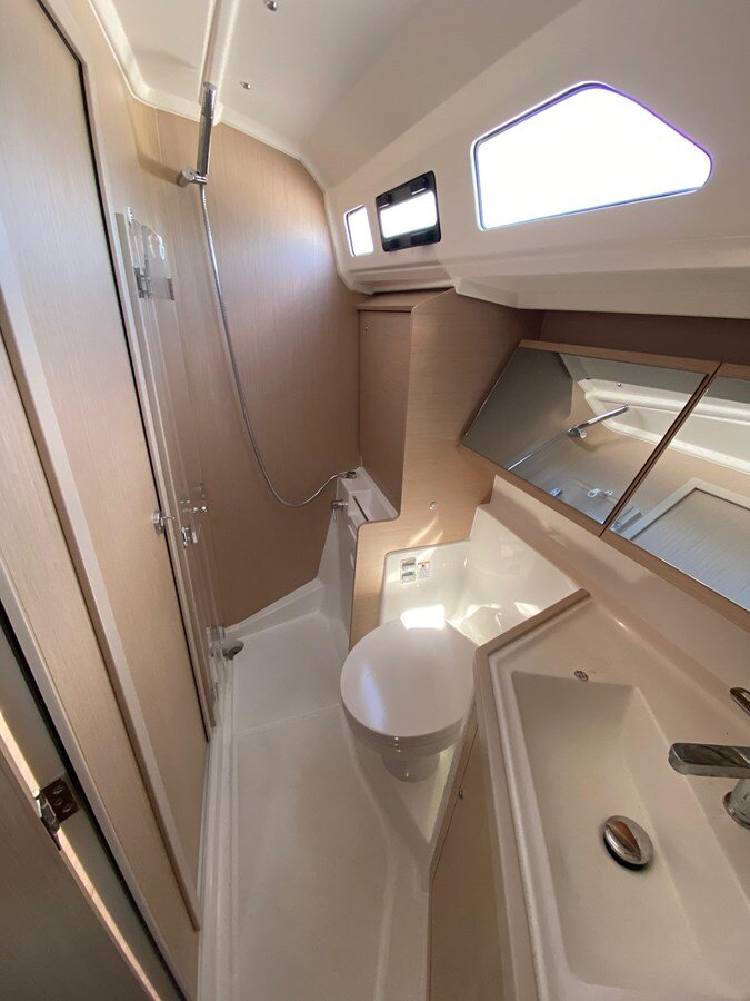 2022-beneteau-42-3-a4e02f