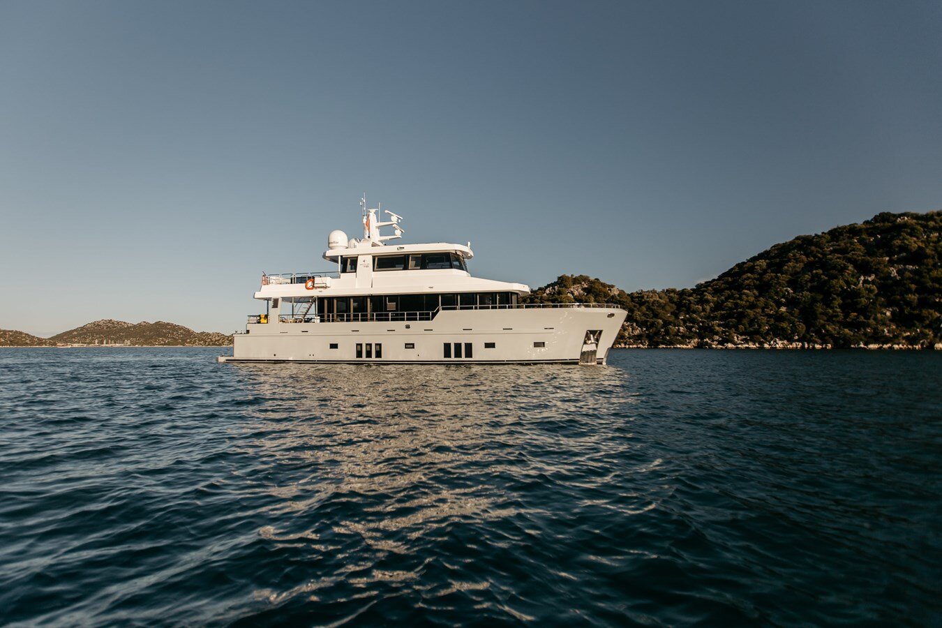 2022-bering-yachts-76-4-63ad7a