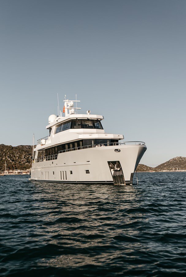 2022-bering-yachts-76-4-63ad7a