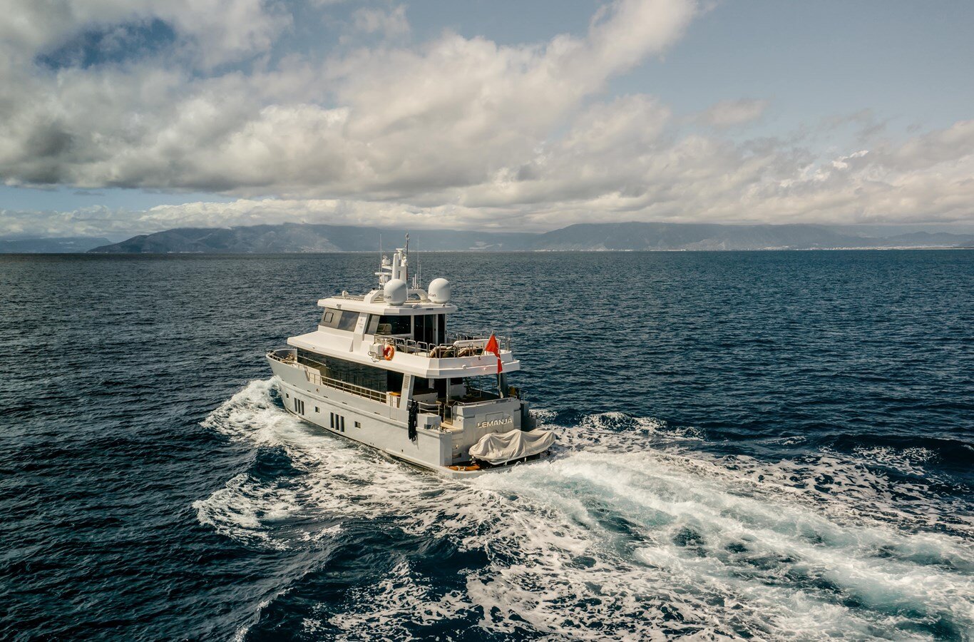 2022-bering-yachts-76-4-63ad7a