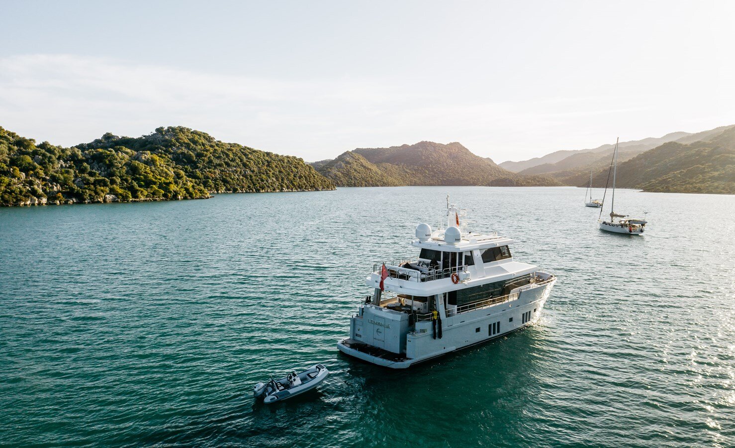 2022-bering-yachts-76-4-63ad7a